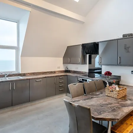 Sea View Penthouse - Regency Mansion 레드카